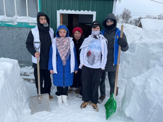 Волонтёры Победы помогают справиться со снежными заносами
